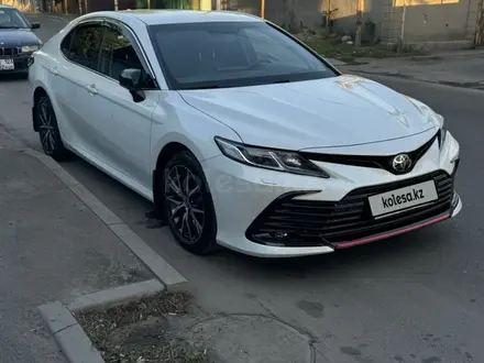 Toyota Camry 2021 года за 15 200 000 тг. в Алматы – фото 2