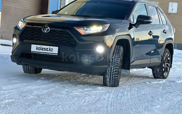 Toyota RAV4 2021 года за 15 500 000 тг. в Актобе