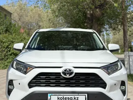 Toyota RAV4 2020 года за 13 000 000 тг. в Актобе – фото 2