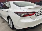 Toyota Camry 2022 года за 15 900 000 тг. в Актау – фото 4