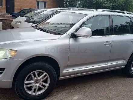 Volkswagen Touareg 2008 года за 6 300 000 тг. в Алматы – фото 2