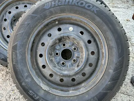 Зимнюю резину Hankook 215/65 R16 на дисках за 100 000 тг. в Алтай – фото 3