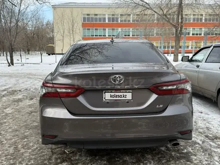 Toyota Camry 2021 года за 7 500 000 тг. в Актобе – фото 4