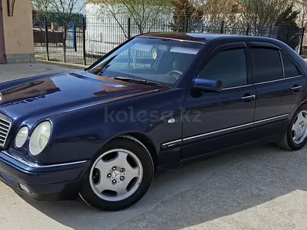 Mercedes-Benz E 200 1997 года за 3 000 000 тг. в Актау – фото 2