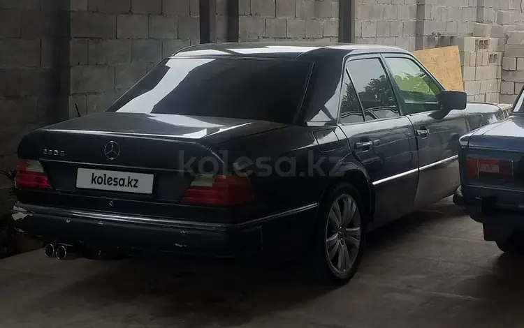 Mercedes-Benz E 220 1993 года за 2 400 000 тг. в Алматы