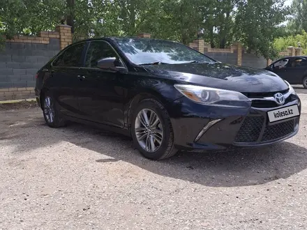 Toyota Camry 2017 года за 8 900 000 тг. в Актобе – фото 3