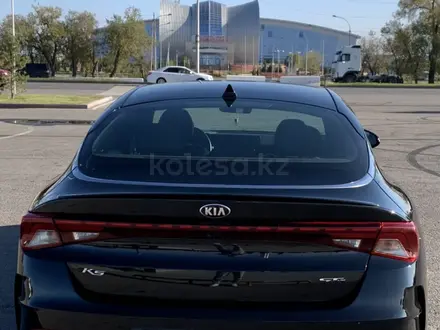 Kia K5 2021 года за 12 000 000 тг. в Алматы – фото 11