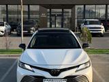 Toyota Camry 2019 года за 13 700 000 тг. в Актау – фото 2