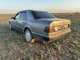 Mercedes-Benz E 200 1992 года за 1 400 000 тг. в Сарань – фото 4