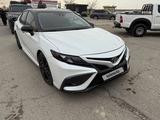 Toyota Camry 2022 года за 18 800 000 тг. в Актау – фото 2