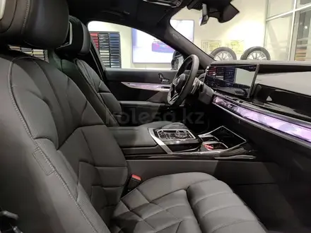 BMW 740 XDrive 3.0 2025 года за 69 700 000 тг. в Алматы – фото 15
