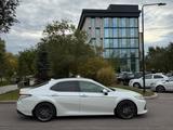 Toyota Camry 2020 года за 15 500 000 тг. в Караганда – фото 2