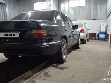 Mercedes-Benz E 200 1985 года за 1 200 000 тг. в Костанай – фото 5