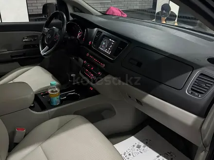 Kia Carnival 2018 года за 11 200 000 тг. в Шымкент – фото 19