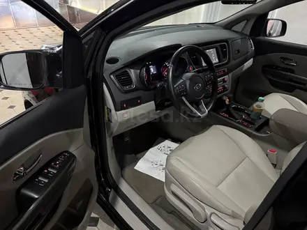 Kia Carnival 2018 года за 11 200 000 тг. в Шымкент – фото 9