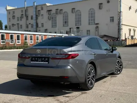 Toyota Camry Luxe 2025 года за 23 190 000 тг. в Актобе – фото 9