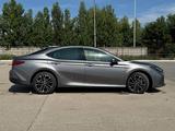 Toyota Camry Luxe 2025 года за 23 190 000 тг. в Актобе – фото 3