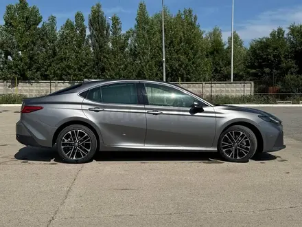 Toyota Camry Luxe 2025 года за 23 190 000 тг. в Актобе – фото 3