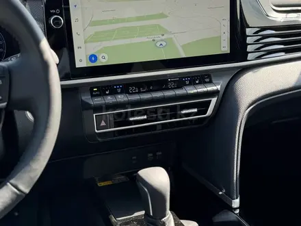 Toyota Camry Luxe 2025 года за 23 190 000 тг. в Актобе – фото 4