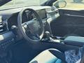 Toyota Camry Luxe 2025 года за 23 190 000 тг. в Актобе – фото 6