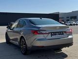 Toyota Camry Luxe 2025 года за 23 190 000 тг. в Актобе