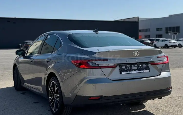 Toyota Camry Luxe 2025 года за 23 190 000 тг. в Актобе