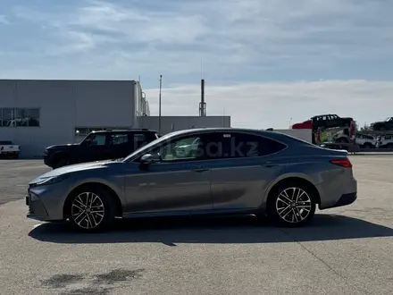 Toyota Camry Luxe 2025 года за 23 190 000 тг. в Актобе – фото 7