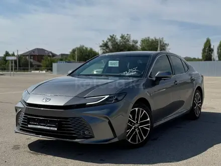 Toyota Camry Luxe 2025 года за 23 190 000 тг. в Актобе – фото 2