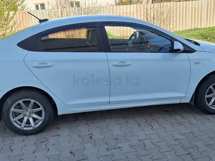 Hyundai Solaris 2017 года за 5 600 000 тг. в Актобе – фото 4