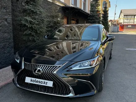 Lexus ES 200 2019 года за 19 300 000 тг. в Алматы