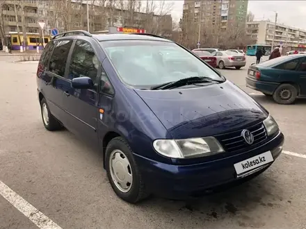 Volkswagen Sharan 1999 года за 3 400 000 тг. в Караганда
