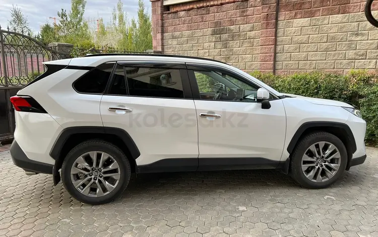 Toyota RAV4 2020 года за 22 000 000 тг. в Астана