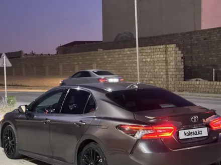 Toyota Camry 2022 года за 14 500 000 тг. в Актау – фото 3