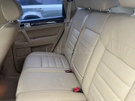 Volkswagen Touareg 2007 года за 7 000 000 тг. в Алматы – фото 11