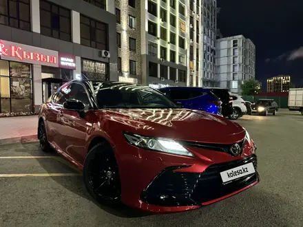 Toyota Camry 2021 года за 14 500 000 тг. в Астана – фото 2