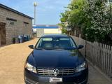 Volkswagen Passat 2012 года за 4 400 000 тг. в Актобе – фото 2