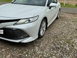 Toyota Camry 2018 года за 16 300 000 тг. в Шымкент – фото 2