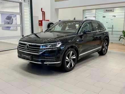 Volkswagen Touareg Exclusive Atmosphere 2022 года за 27 090 000 тг. в Атырау