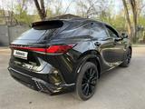 Lexus RX 500h 2023 года за 48 000 000 тг. в Алматы – фото 4