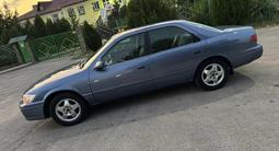 Toyota Camry 2000 года за 2 900 000 тг. в Алматы – фото 2