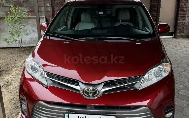 Toyota Sienna 2018 года за 14 990 000 тг. в Алматы