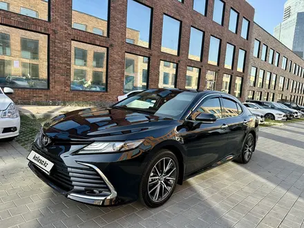 Toyota Camry 2023 года за 15 400 000 тг. в Алматы