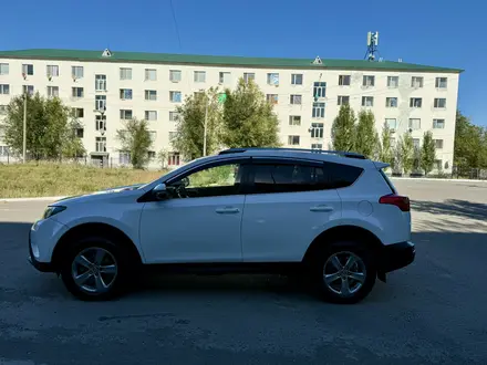 Toyota RAV4 2015 года за 9 800 000 тг. в Актобе – фото 13