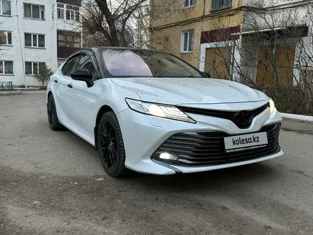 Toyota Camry 2018 года за 14 500 000 тг. в Астана – фото 2