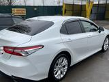 Toyota Camry 2019 года за 12 900 000 тг. в Алматы – фото 2