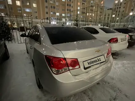 Chevrolet Cruze 2011 года за 2 900 000 тг. в Караганда – фото 3