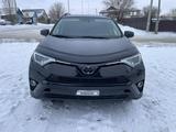 Toyota RAV4 2018 года за 9 500 000 тг. в Актобе