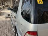 Mercedes-Benz ML 320 2000 года за 3 250 000 тг. в Шымкент – фото 3