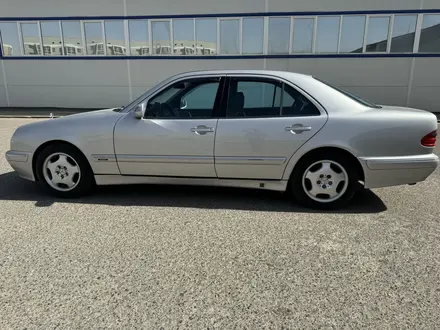 Mercedes-Benz E 320 1999 года за 4 500 000 тг. в Актау – фото 2