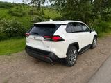 Toyota RAV4 2021 года за 14 200 000 тг. в Алматы – фото 3